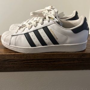 Shelltoe adidas white and blk size 7 men 9 women